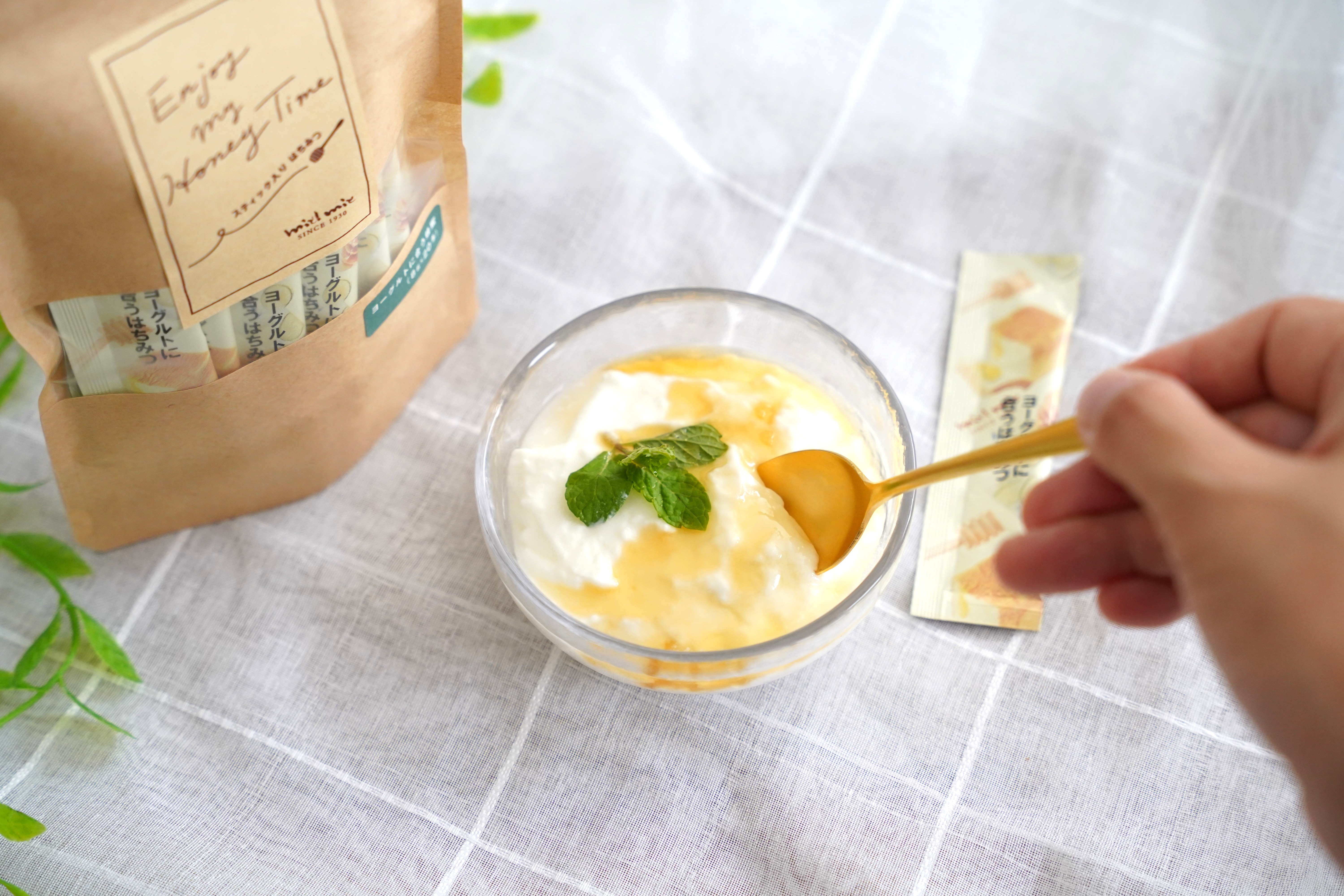 ヨーグルトとトーストに蜂蜜をかけるイメージ