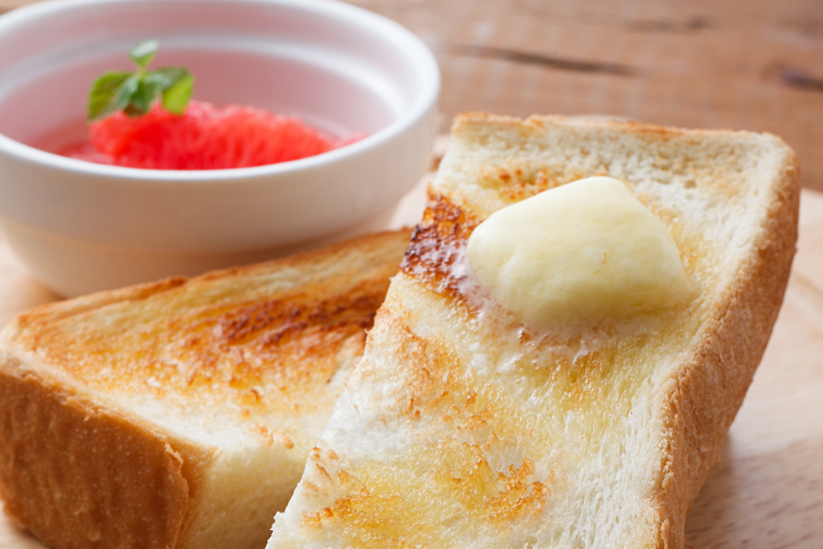 トーストに桜香る蜂蜜