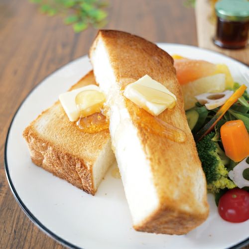 朝が楽しみになる、トーストとヨーグルトのためのはちみつ＆ママレード